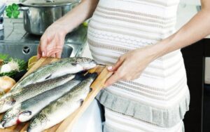 bầu ăn cá sặc được không